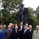 uf dem Foto blickt Felix Mendelssohn Bartholdy auf die Hauptverantwortlichen des Vereins und auf einen Gast aus Leipzig: (v.l.n.r. Bernd Dieckmann, Rolf Kayser (Kunstgießerei Kayser), Prof. Dr. Bernd Kortländer, Manfred Hill, Friedrich-Wilhelm Hempel, Jürgen Ernst (Geschäftsführer der Internationalen Mendelssohn-Stiftung, Leipzig), Dan Georg Bronner, Hans-Georg Lohe, Oberbürgermeister Dirk Elbers, Dr. Wulff Aengevelt, Dirk Grolmann, Herbert H., Dr. Edgar Jannott, Dr. Lutz Aengevelt)