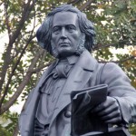 Mendelssohn-Denkmal: Felix Mendelssohn Bartholdy endlich wieder im öffentlichen Raum der Landeshauptstadt Düsseldorf. Das Denkmal unmittelbar nach der Enthüllung durch OB Dirk Elbers an seinem Standort neben der Deutschen Oper am Rhein auf der Heinrich-Heine-Allee, Düsseldorf.