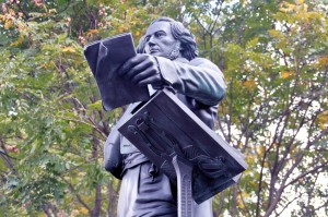 Mendelssohn-Denkmal: Felix Mendelssohn Bartholdy endlich wieder im öffentlichen Raum der Landeshauptstadt Düsseldorf. Das Denkmal unmittelbar nach der Enthüllung durch OB Dirk Elbers an seinem Standort neben der Deutschen Oper am Rhein auf der Heinrich-Heine-Allee, Düsseldorf.