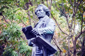 Mendelssohn-Denkmal: Felix Mendelssohn Bartholdy endlich wieder im öffentlichen Raum der Landeshauptstadt Düsseldorf. Das Denkmal unmittelbar nach der Enthüllung durch OB Dirk Elbers an seinem Standort neben der Deutschen Oper am Rhein auf der Heinrich-Heine-Allee, Düsseldorf.