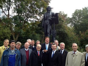 Mendelssohn-Denkmal: Musikvereinsvorsitzender Manfred Hill am Denkmal von Felix Mendelssohn Bartholdy anlässlich der Kranzniederlegung zum Todestages Mendelssohns am 4.11.2012.27.9.2012 Einweihung des Düsseldorfer Mendelssohn Denkmals: Auf dem Foto blickt Felix Mendelssohn Bartholdy auf die Hauptverantwortlichen des Vereins und auf einen Gast aus Leipzig: (v.l.n.r. Bernd Dieckmann, Rolf Kayser (Kunstgießerei Kayser), Prof. Dr. Bernd Kortländer, Manfred Hill, Friedrich-Wilhelm Hempel, Jürgen Ernst (Geschäftsführer der Internationalen Mendelssohn-Stiftung, Leipzig), Dan Georg Bronner, Hans-Georg Lohe, Oberbürgermeister Dirk Elbers, Dr. Wulff Aengevelt, Dirk Grolmann, Herbert H.Hennig, Dr. Edgar Jannott, Dr. Lutz Aengevelt)