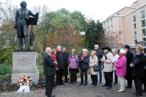 Mendelssohn-Denkmal: Musikvereinsvorsitzender Manfred Hill am Denkmal von Felix Mendelssohn Bartholdy anlässlich der Kranzniederlegung zum Todestages Mendelssohns am 4.11.2012.