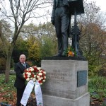 Mendelssohn-Denkmal: Musikvereinsvorsitzender Manfred Hill am Denkmal von Felix Mendelssohn Bartholdy anlässlich der Kranzniederlegung zum Todestages Mendelssohns am 4.11.2012.