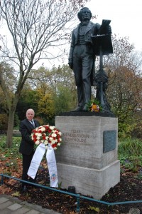 Mendelssohn-Denkmal: Musikvereinsvorsitzender Manfred Hill am Denkmal von Felix Mendelssohn Bartholdy anlässlich der Kranzniederlegung zum Todestages Mendelssohns am 4.11.2012.