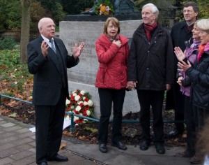 Mendelssohn-Denkmal: Musikvereinsvorsitzender Manfred Hill am Denkmal von Felix Mendelssohn Bartholdy anlässlich der Kranzniederlegung zum Todestages Mendelssohns am 4.11.2012.