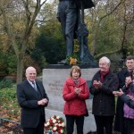 Mendelssohn-Denkmal: Musikvereinsvorsitzender Manfred Hill am Denkmal von Felix Mendelssohn Bartholdy anlässlich der Kranzniederlegung zum Todestages Mendelssohns am 4.11.2012.