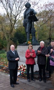 Mendelssohn-Denkmal: Musikvereinsvorsitzender Manfred Hill am Denkmal von Felix Mendelssohn Bartholdy anlässlich der Kranzniederlegung zum Todestages Mendelssohns am 4.11.2012.