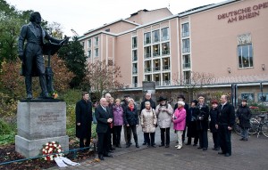 Mendelssohn-Denkmal: Musikvereinsvorsitzender Manfred Hill am Denkmal von Felix Mendelssohn Bartholdy anlässlich der Kranzniederlegung zum Todestages Mendelssohns am 4.11.2012.