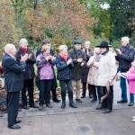 Mendelssohn-Denkmal: Musikvereinsvorsitzender Manfred Hill mit Oskar Gottlieb Blarr und Gästen am Denkmal von Felix Mendelssohn Bartholdy anlässlich der Kranzniederlegung zum Todestages Mendelssohns am 4.11.2012.