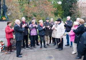 Mendelssohn-Denkmal: Musikvereinsvorsitzender Manfred Hill mit Oskar Gottlieb Blarr und Gästen am Denkmal von Felix Mendelssohn Bartholdy anlässlich der Kranzniederlegung zum Todestages Mendelssohns am 4.11.2012.