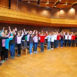 Der Düsseldorfer Ehrenbürger Udo van Meeteren erhält auf dem Deutschen Stiftertag den Deutschen Stifterpreis. Als Überraschung brachten SingPause-Kinder der Gerresheimer Grundschule Unter den Eichen dem geehrten und hoch geachteten Preisträger ein Ständchen aus ihrem SingPause-Repertoire. Die Kinder bei der Probe vor dem Auftritt.