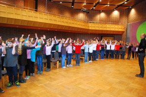 Der Düsseldorfer Ehrenbürger Udo van Meeteren erhält auf dem Deutschen Stiftertag den Deutschen Stifterpreis. Als Überraschung brachten SingPause-Kinder der Gerresheimer Grundschule Unter den Eichen dem geehrten und hoch geachteten Preisträger ein Ständchen aus ihrem SingPause-Repertoire. Die Kinder bei der Probe vor dem Auftritt.