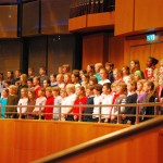 Der Düsseldorfer Ehrenbürger Udo van Meeteren erhält auf dem Deutschen Stiftertag den Deutschen Stifterpreis. Als Überraschung brachten SingPause-Kinder der Gerresheimer Grundschule Unter den Eichen dem geehrten und hoch geachteten Preisträger ein Ständchen aus ihrem SingPause-Repertoire.