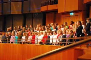 Der Düsseldorfer Ehrenbürger Udo van Meeteren erhält auf dem Deutschen Stiftertag den Deutschen Stifterpreis. Als Überraschung brachten SingPause-Kinder der Gerresheimer Grundschule Unter den Eichen dem geehrten und hoch geachteten Preisträger ein Ständchen aus ihrem SingPause-Repertoire.