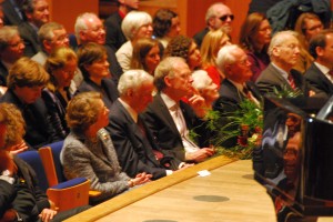 Der Düsseldorfer Ehrenbürger Udo van Meeteren erhält auf dem Deutschen Stiftertag den Deutschen Stifterpreis. Als Überraschung brachten SingPause-Kinder der Gerresheimer Grundschule Unter den Eichen dem geehrten und hoch geachteten Preisträger ein Ständchen aus ihrem SingPause-Repertoire. Bildmitte: Der Preisträger mit seiner Gattin