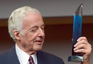 Udo van Meeteren, Ehrenbürger der Landeshauptstadt Düsseldorf, hält den Deutschen Stifterpreis in Händen.