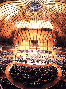 Die Tonhalle in Fischaugenoptik mit den Düsseldorfer Symphonikern und dem Städt. Musikverein unter Bernhard Klee