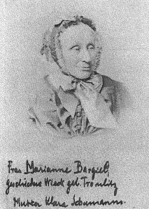 1854 - Mariane Bargiel geb. Tromlitz (17.5.1797, Greiz - 10.3.1872, Berlin), Pianistin und Sängerin, Schülerin Friedrich Wiecks, 1816-1825 dessen Ehefrau und Mutter von Adelheid, Clara, Alwin, Gustav und Victor Wieck. Heiratete nach der Scheidung 1825 Adolph Bargiel und gebar ihm die Kinder Woldemar, Eugen, Cäcilie und Clementine Bargiel. Photographie, Berlin um 1870 (Robert-Schumann-Haus Zwickau). Kam 1854 nach Düsseldorf in die Bilker Straße um ihrer Tochter beizustehen.