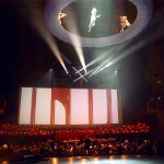 Schumannfest 2004: Die gesamte Szene mit Symphonikern, Himmelsring, Bildleinwand und Chor.