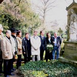 Norbert-Burgmüller-Gesellschaft Düsseldorf e.V. Die Gründungsmitglieder am Ehrengrab des Komponisten auf dem Düsseldorfer Nordfriedhof