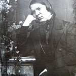 Robert Schumann (1810 - 1856) in seinem 40. Lebensjahr Daguerreotypie von Johann Anton Völlner, Hamburg, März 1850 Robert-Schumann-Haus Zwickau Eine der zwei Daguerreotypien, die Johann Anton Völlner von Robert Schumann allein angefertigt hat. Auch auf der anderen Aufnahme sitzt Robert Schumann auf einem Stuhl im Atelier des Fotografen, verschränkt allerdings die Hände über der Brust. Die hier gezeigte Aufnahme mit dem typischen Melancholiegestus des auf die Hand gestützten Kopfes wurde die Vorlage für die berühmte Kohlezeichnung von Eduard Bendemann aus dem Jahre 1859, die dieser drei Jahre nach dem Tod von Robert Schumann als Pendant zu einer Kohlezeichnung von Clara Schumann anfertigte. (I.B)