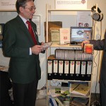 Georg Lauer am Stand des Musikvereins im Gespräch mit einem Gast. Als Archivar des Musikvereins betreute Georg Lauer den Tag der Archive mit großem Einsatz.