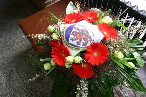 Musikvereinsblumen, die dem Maestro nach dem letzten Konzert vom Musikvereinsvorsitzenden Manfred Hill auf der Bühne überreicht wurden.