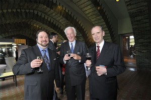 v.l. GMD John Fiore, Düsseldorfs Ehrenbürger Udo van Meeteren und Dr. Edgar Jannott, stellvertr. Vorsitzender der Gesellschaft der Tonhallenfreunde. Bild: (c) Susanne Diesner