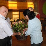 Jutta Bellen und Lutz Uwe Köbernick und Manfred Hill bewundern den Korb mit der Pflanze "Brasilia" für den heimischen Garten Marieddy Rossettos, bestückt mit 50 Marienkäfern.