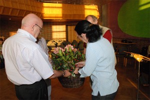 Jutta Bellen und Lutz Uwe Köbernick und Manfred Hill bewundern den Korb mit der Pflanze "Brasilia" für den heimischen Garten Marieddy Rossettos, bestückt mit 50 Marienkäfern.