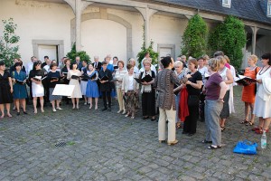 Schumannfest 2008 Nachtwanderungskonzerte im Schloss Benrath Die richtige Aufstellung ist sehr wichtig. Marieddy Rosetto "verschiebt" die Sängerinnen und Sänger.