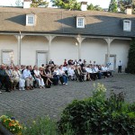 Schumannfest 2008 Nachtwanderungskonzerte im Schloss Benrath Die dritte Publikumgruppe in Erwartung der Schumann-Ballanden und der Zigeunerlieder von Johannes Brahms.