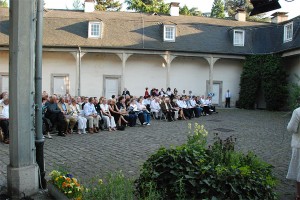 Schumannfest 2008 Nachtwanderungskonzerte im Schloss Benrath Die dritte Publikumgruppe in Erwartung der Schumann-Ballanden und der Zigeunerlieder von Johannes Brahms.