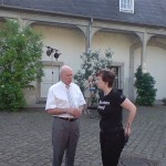 Schumannfest 2008 Konzerte im Innenhof des Westflügels von Schloss Benrath. Manfred Hill mit der Projektleiterin in organisatorischen Vorbereitungen.