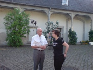 Schumannfest 2008 Konzerte im Innenhof des Westflügels von Schloss Benrath. Manfred Hill mit der Projektleiterin in organisatorischen Vorbereitungen.