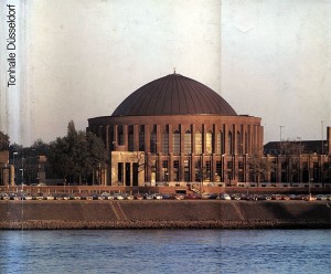 Titelbild des Buches zur Eröffnung der neuen Tonhalle im Jahre 1978: Herausgeber: Landeshauptstadt Düsseldorf und Gesellschaft der Freunde und Förderer der Düsseldorfer Tonhalle e.V. Redaktion und Herstellung: Presseamt, Kulturamt, HPP Grafische Gestaltung: Coco Ronkholz, Düsseldorf Lithoherstellung:Droste Klischee und Litho, Düsseldorf und Opitz Reprotechnik, Mönchengladbach Format: 30,5 x 30,5; Leinen, gebunden mit Schutzumschlag; 4-Farb-Offset Gesamtherstellung: Rheinisch-Bergische Druckerei, Düsseldorf