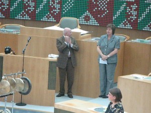 SingPause-Konzert im Landtag NRW: Landtagspräsidentin Regina van Dinther und Musikvereinsvorsitzender Manfred Hill nach dem Konzert.