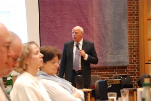 Manfred Hill dankt Georg Lauer für seinen Bericht und die enorme Arbeit als Bibliothekar und Redaktionschef der Chorszene. Georg Lauer hat sich um den Musikverein verdient gemacht.