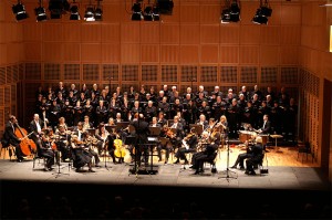 Florian Merz mit dem Orchester RheinKlang und dem Musikverein bei Schumanns "Nachtlied". Bild: (c) Dr. Gundula Schlink.