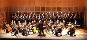 Florian Merz mit dem Orchester RheinKlang und dem Musikverein bei Schumanns "Nachtlied". Bild: (c) Dr. Gundula Schlink.