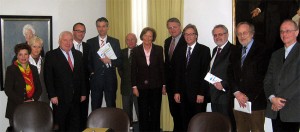 Kulturpolitiker der CDU-Fraktionen des Landtags und der Stadt Düsseldorf im Düsseldorfer Rathaus, darunter Thomas Sternberg (5. v. re.), Beigeordneter Hans-Georg Lohe (4. v.r.) und Friedrich G. Conzen (3. v. li.). Die Referenten: Christoph Meyer, Michael Becker, Manfred Hill (4.,5. u. 6. v.l.)