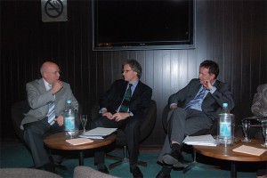 Pressekonferenz der Landeshauptstadt Düsseldorf zusammen mit dem Städt. Musikverein anläßlich des SingPause-Tages in der Tonhalle Düsseldorf: v.l.n.r. Manfred Hill (Projektmanagement SingPause u. Vorsitz Städt. Musikverein), Kulturdezernent Hans-Georg Lohe, Schuldezernent Burghardt Hintzsche.