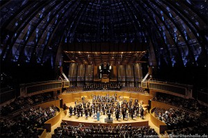 Die Damen des Musikvereins mit den Düsseldorfer Symphonikern nach Mendelssohns "Sommernachtstraum".