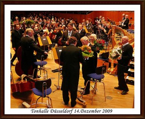 Kontrabassist Gerhard Hadem geht nach 35 Jahren bei den Düsseldorfer Symphonikern in Ruhestand. GMD Andrey Boreyko, Intendant Michael Becker, der Orchestervorstand und Musikvereins- vorsitzender Manfred Hill überbringen alle guten Wünsche.