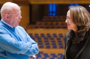 Manfred Hill und Marieddy Rossetto bei der Generalprobe: Es gibt immer wieder etwas zu besprechen. (c) Foto: Susanne Diesner