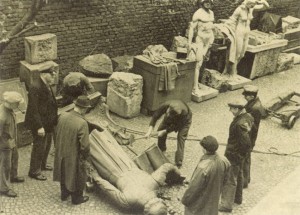 Mendelssohn-Denkmal: Zerstörung des Denkmals von Felix Mendelssohn Bartholdy durch die Nazis im April 1940 im Düsseldorfer Hafen. Stadtarchiv Düsseldorf