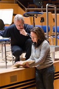 Bernhard Klee mit Marieddy Rossetto im künstlerischen Gespräch bei der Orchesterprobe zu Robert Schumanns "Szenen aus Goethes Faust" (c) Foto: Susanne Diesner