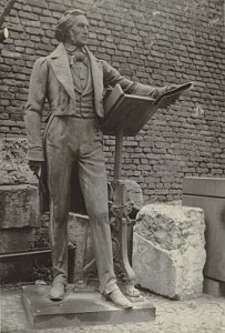 Mendelssohn-Denkmal: Vor der Zerstörung des Denkmals von Felix Mendelssohn Bartholdy durch die Nazis im April 1940 im Düsseldorfer Hafen. Stadtarchiv Düsseldorf