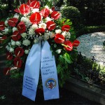 Der Kranz des Städtischen Musikvereins zu Düsseldorf in ehrendem Gedenken an seinen früheren Musikdirektor Robert Schumann. Kranzniederlegung am 8.6. 2010 durch den Musikvereinsvorsitzenden Manfred Hill am Ehrengab des Komponisten auf dem alten Friedhof in Bonn.