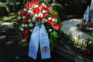 Der Kranz des Städtischen Musikvereins zu Düsseldorf in ehrendem Gedenken an seinen früheren Musikdirektor Robert Schumann. Kranzniederlegung am 8.6. 2010 durch den Musikvereinsvorsitzenden Manfred Hill am Ehrengab des Komponisten auf dem alten Friedhof in Bonn.